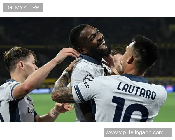 小图拉姆寻父亲旧球衣向偶像阿德请求签名感人时刻再现